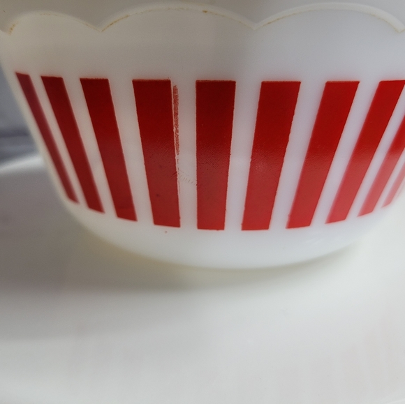 Hazel Atlas 1950s Red Candy Stripe Serving Mixing Bowl with Scalloped Edge - Picture 9 of 9